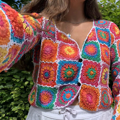 Bunte Häkel-Strickjacke Mit Blumenmuster – Mit Leuchtenden Puffknöpfen