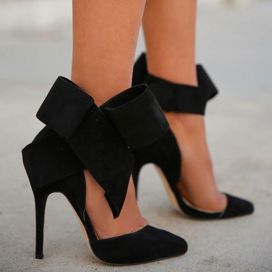 Vintage Schwarze Wildlederschuhe Mit Spitzer Zehenpartie Und Knöchelriemen